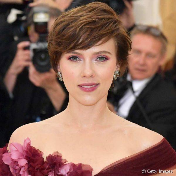 Make Scarlett Johansson Met Gala 2018: make metalizada vinho nos olhos para combinar com a roupa escolhida para o red carpet (Foto: Getty Images)